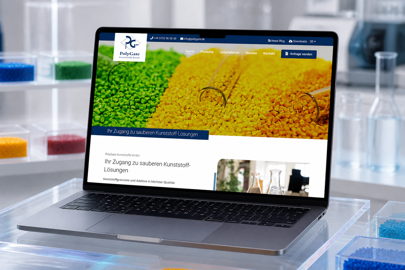 Die Website von PolyGate Kunststoffe auf einem Notebook