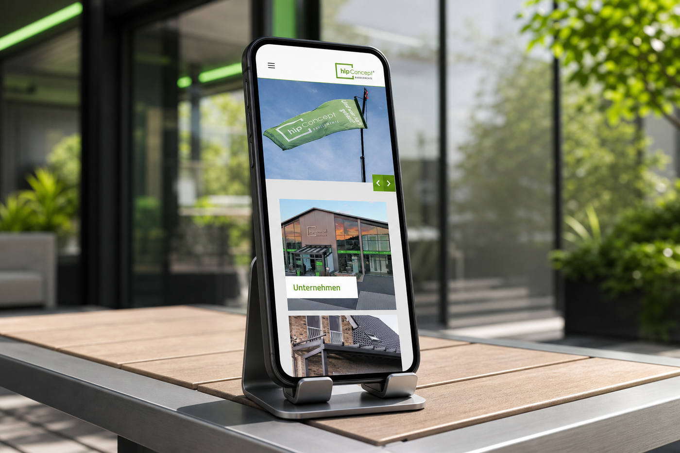 Die Website von hip Concept Bauelemente auf einem Smartphone
