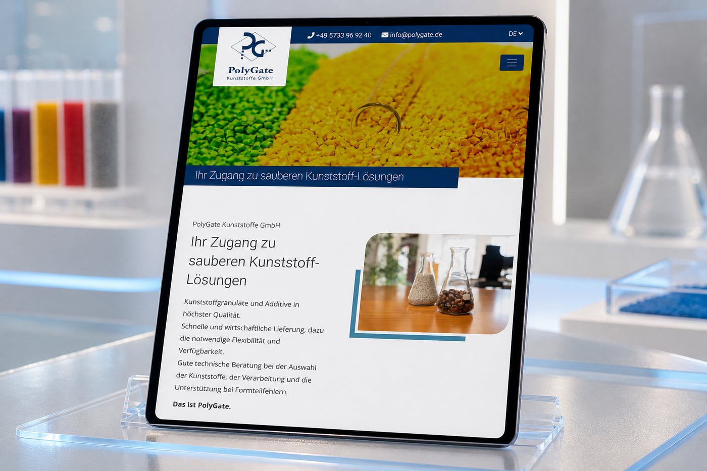 Die Website von PolyGate Kunststoffe auf einem Tablet