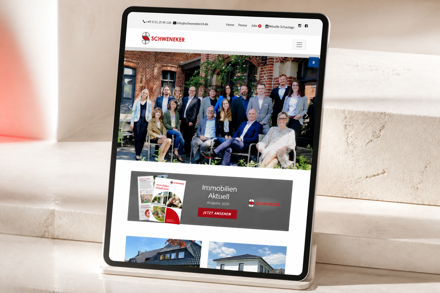 Die Website von Schweneker Immobilien auf einem Tablet