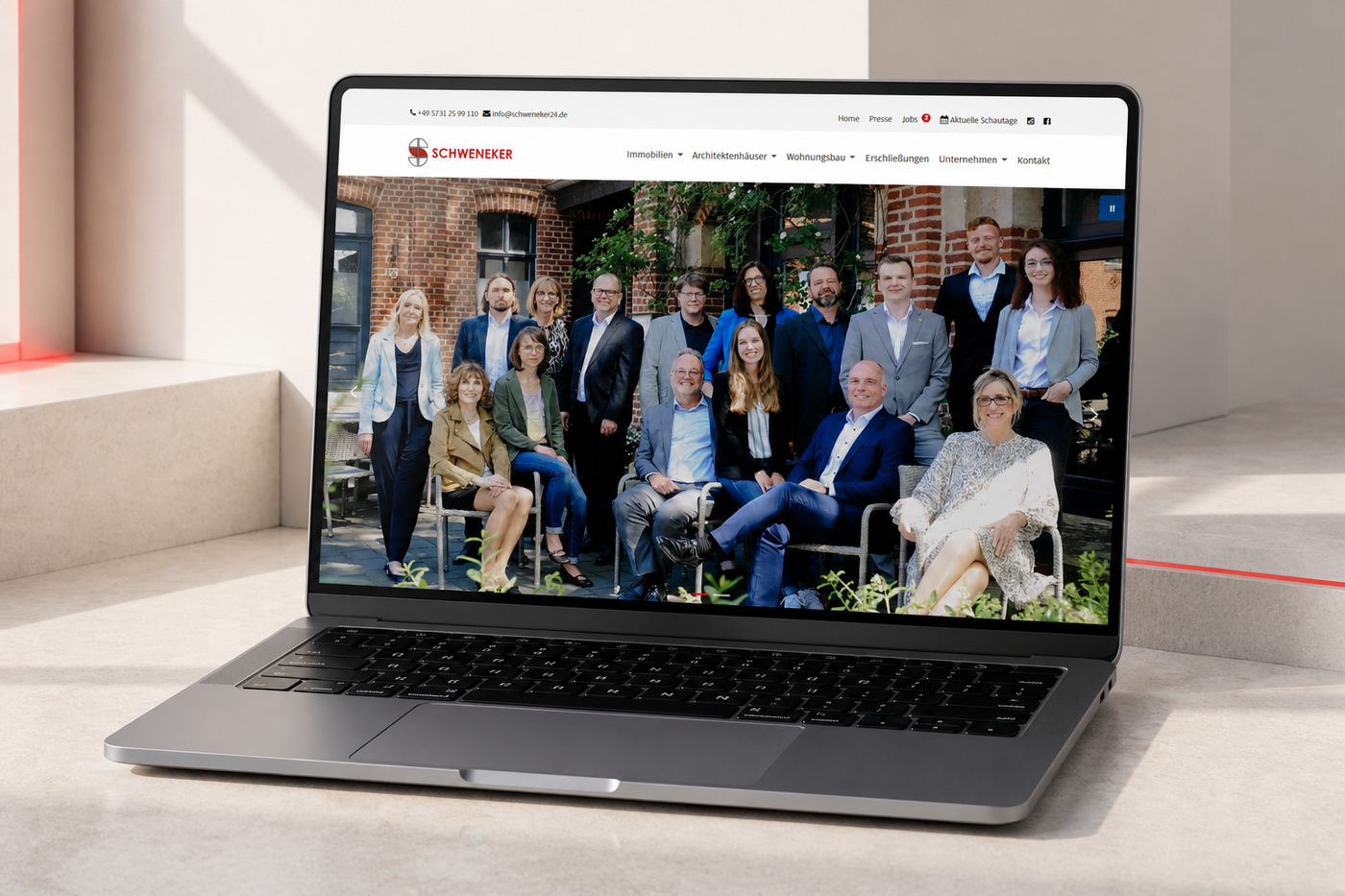 Die Website von Schweneker Immobilien auf einem Notebook