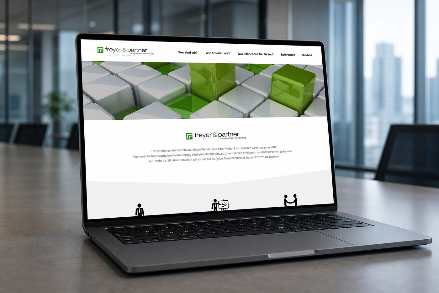 Die Website von Freyer und Partner auf einem Notebook