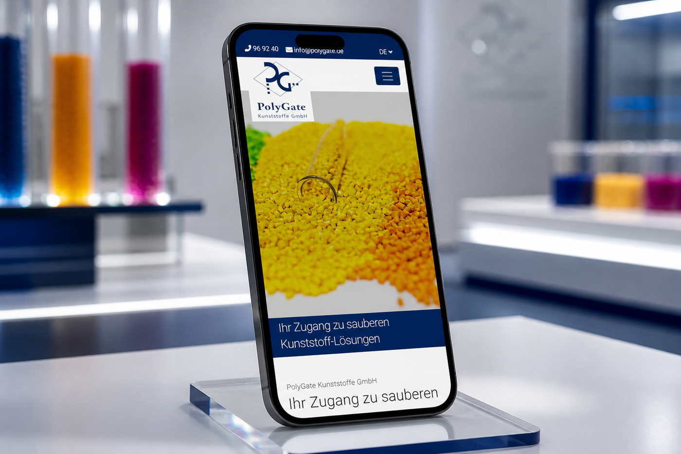 Die Website von PolyGate Kunststoffe auf einem Smartphone
