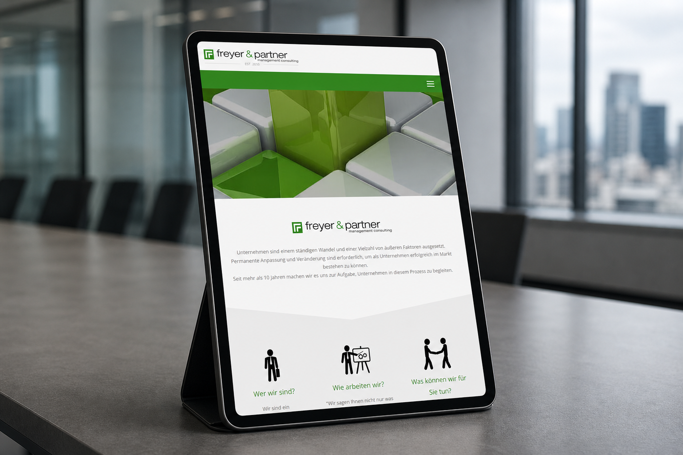 Die Website von Freyer und Partner auf einem Tablet