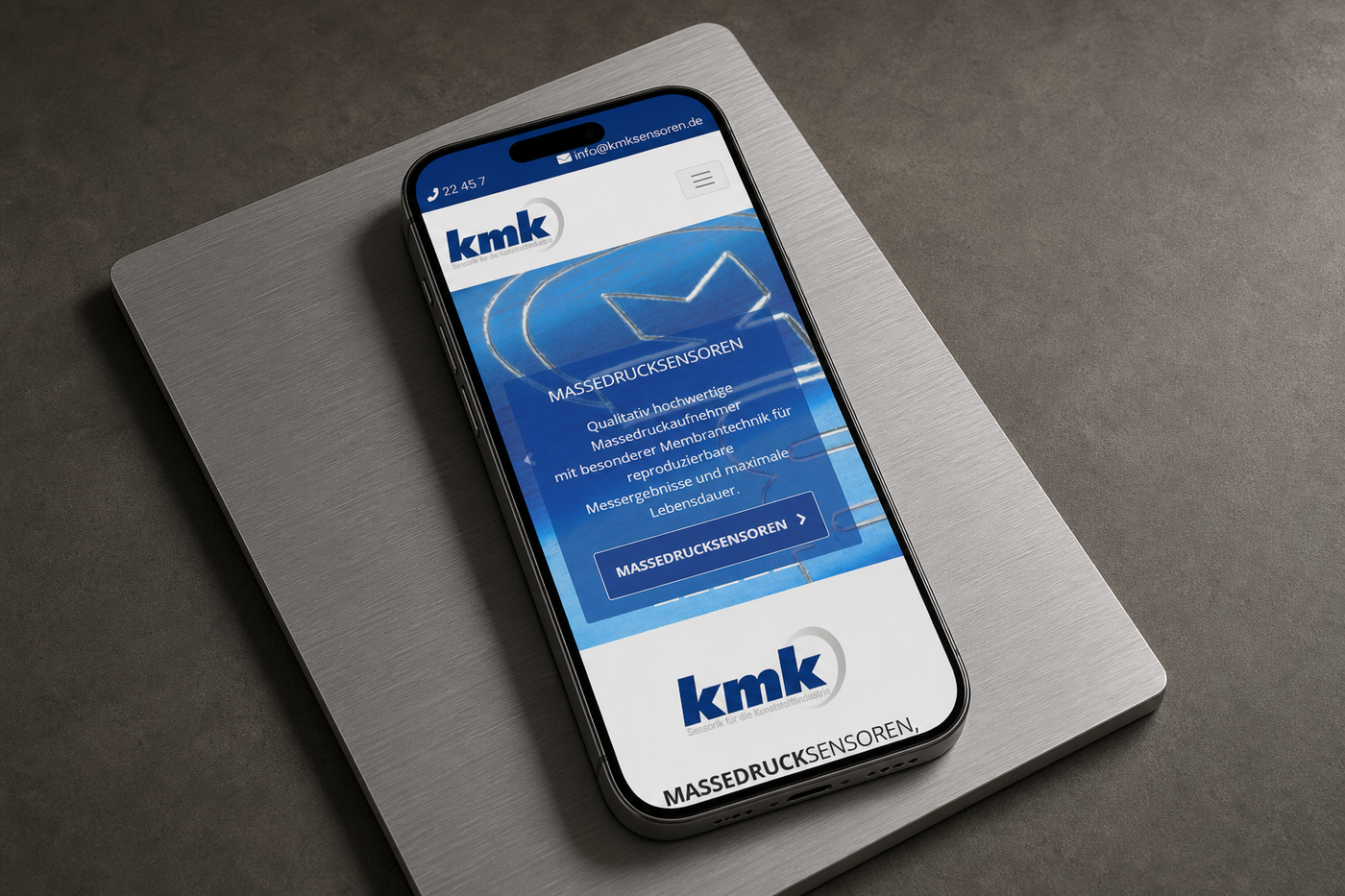 Die Website von KMK Sensoren- und Gerätebau auf einem flach liegenden Smartphone
