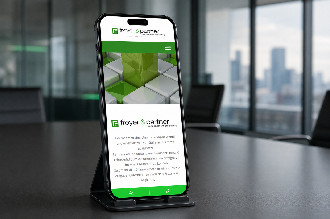 Die Website von Freyer und Partner auf einem Smartphone