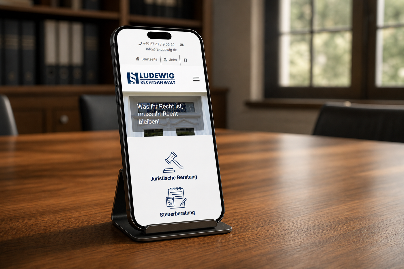 Die Website von Rechtsanwalt Thomas Ludewig auf einem Smartphone