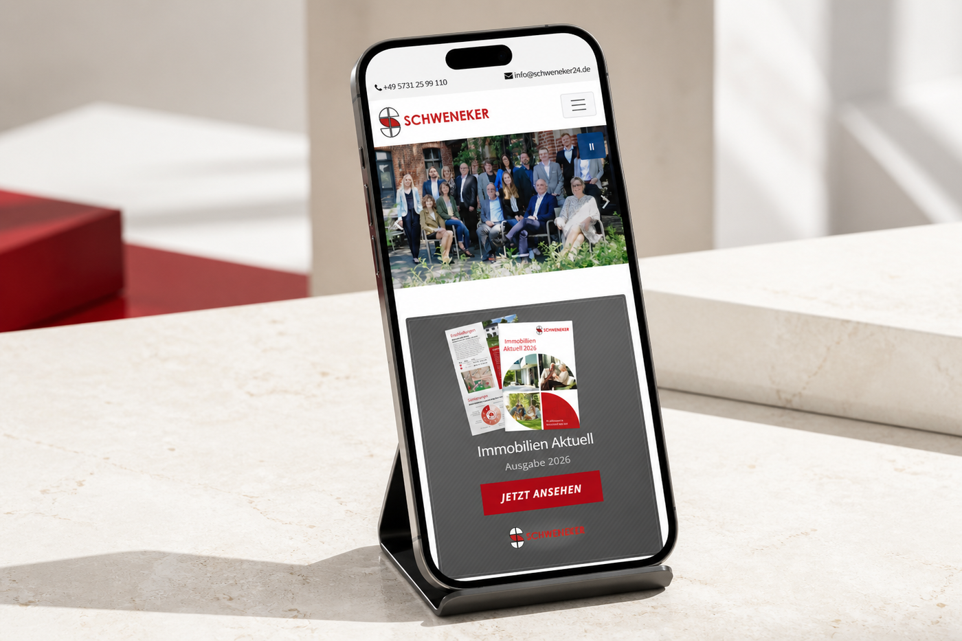 Die Website von Schweneker Immobilien auf einem Smartphone
